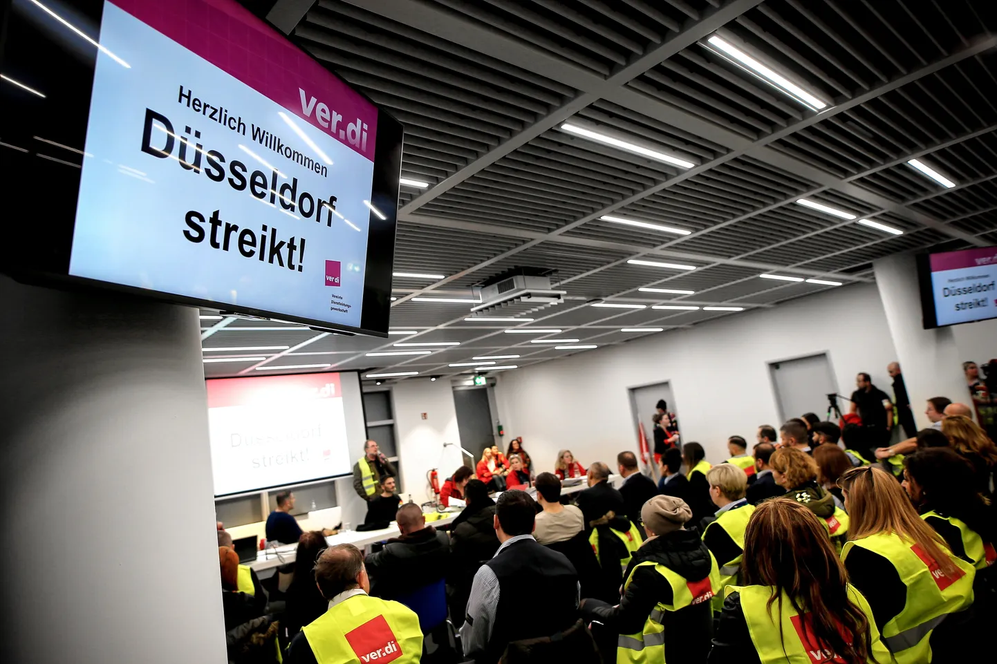 Streikijad Saksamaal Düsseldorfi lennujaamas.