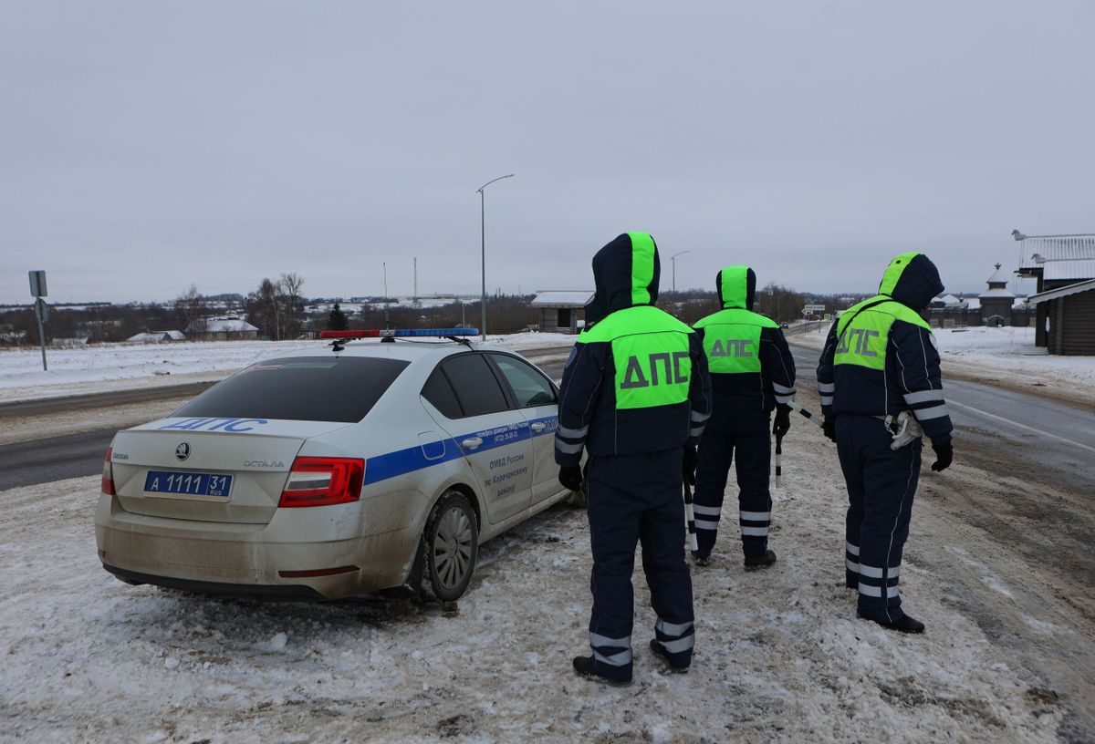 2024. gada 24. janvāris. Ceļu policija bloķē ceļu netālu no lidmašīnas avārijas vietas Belgorodas reģionā.