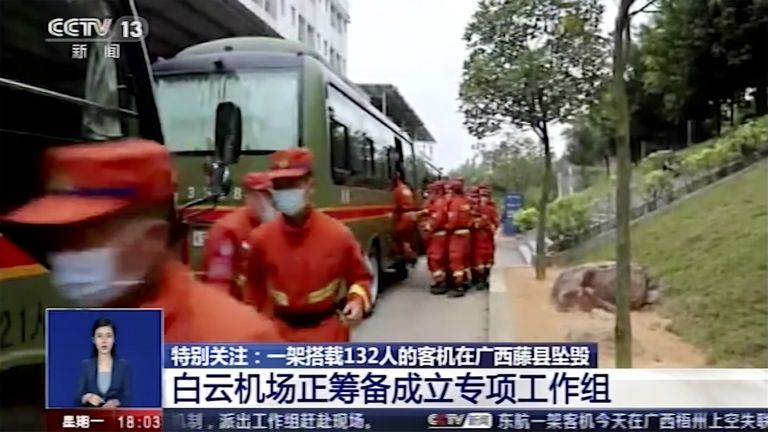 Videokaader Hiina päästetöötajatest, kes seisenevad sõidukitesse, et sõita lennuõnnetuspaika Guangxi piirkonnas Wuzhou lähedal mägedes