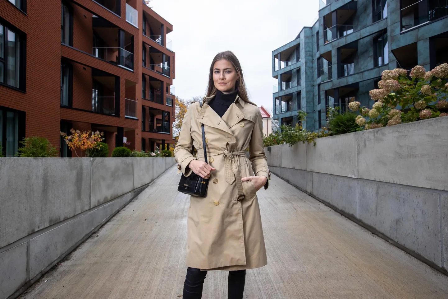 Liis Teemusk Burberry vihmamantli ja käekotiga. Burberry töötajad said neid soetada odavamalt kui poest.