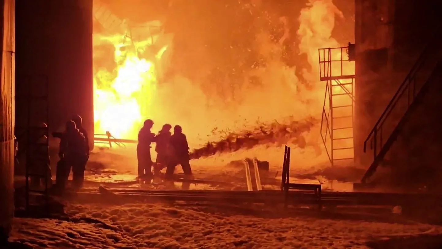 Tuletõrjujad kustutamas tulekahju Kurski naftahoidlas pärast väidetavat Ukraina droonirünnakut 15. veebruaril 2024. aastal.