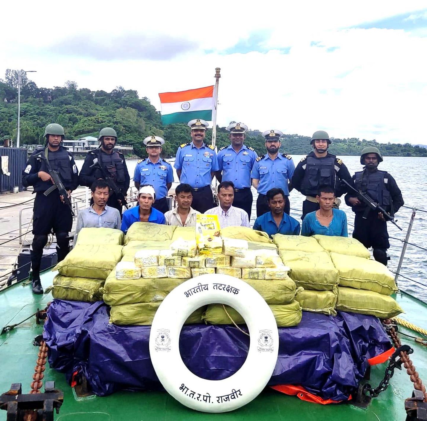 India rannavalve poseerib koos konfiskeeritud ketamiinilastiga.
