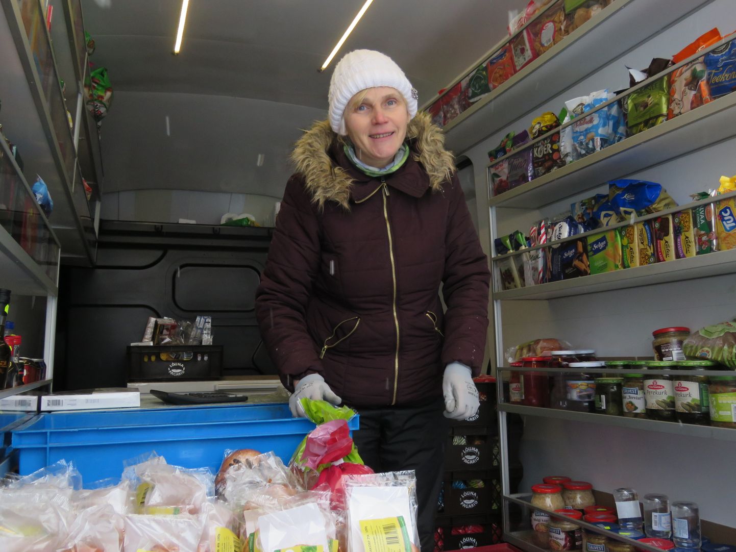 Õie Maiste on Lõuna-Eesti maakondades tegutseva kauplusauto juht ja müüja. Vajadusel ka paljudele sõber, psühholoog, varustaja ning asendamatu inimene juba pikki aastaid.