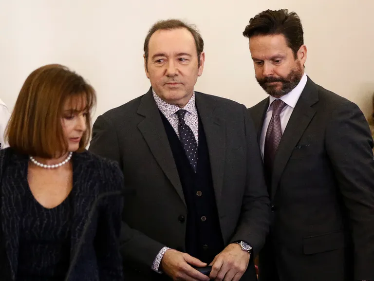 Kevin Spacey Massachusettsi Nantucketi kohtus. Pildil on ka ta advokaadid Juliane Baliro ja Alan Jackson
