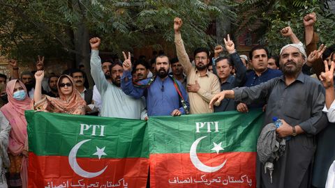 SÜÜDIMÕISTEV OTSUS ⟩ Pakistani ekspeaministri Khani kolmeks aastaks vangi saatmine vallandas protestid