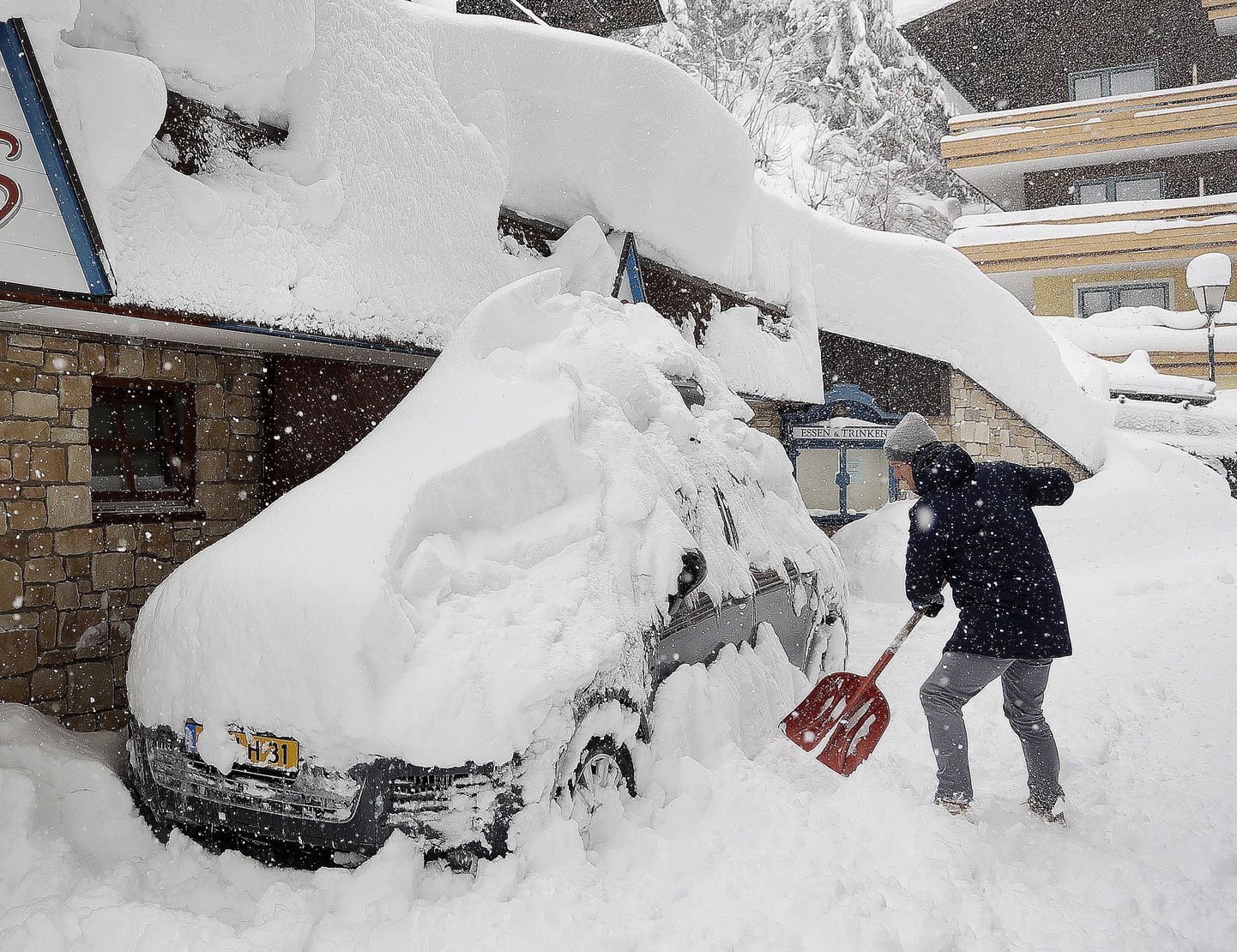 Austriju pārņēmis sniega haoss