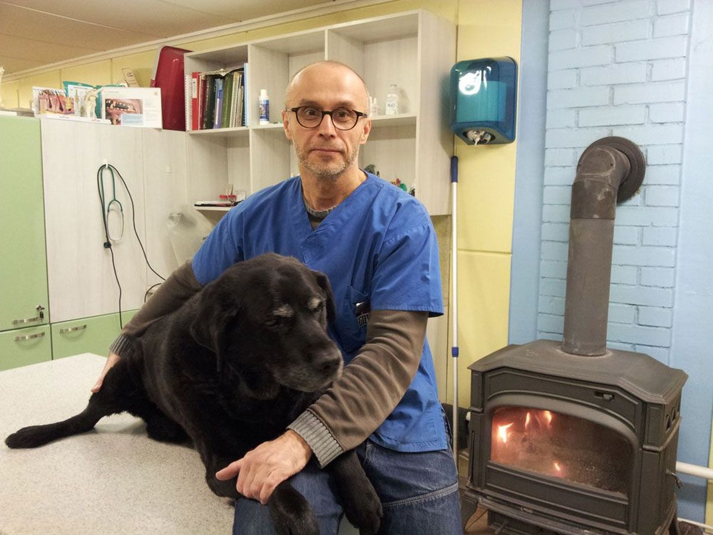 Heinz Kask on koeri kunstlikult seemendanud juba 2004. aastast. Loomaarst koos ühe patsiendiga.