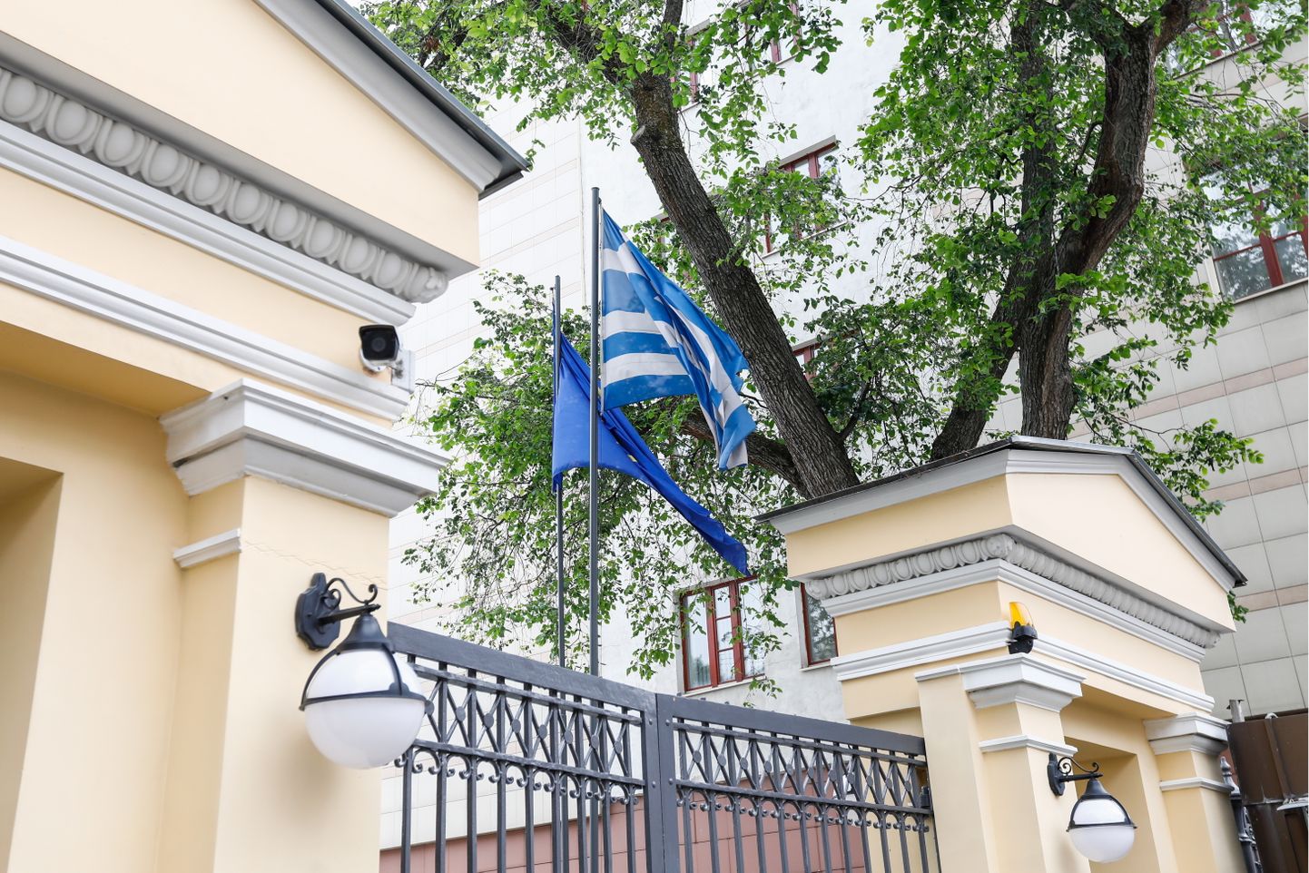 Kreeka lipud lehvimas nende saatkonna ees Venemaal Moskvas.