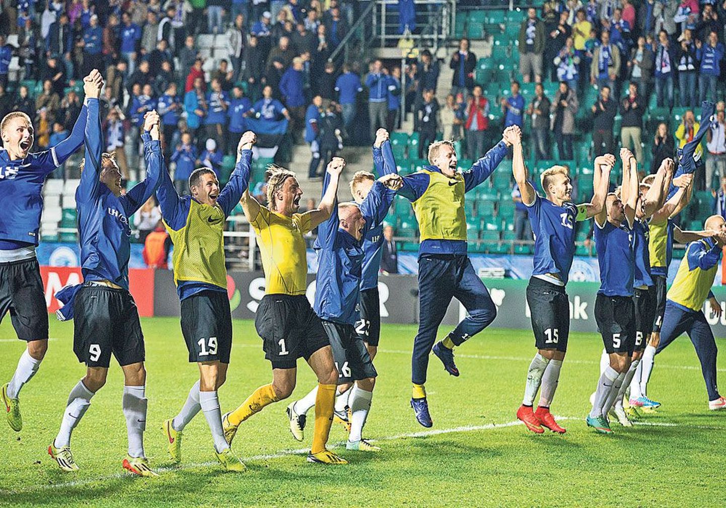 Сборная Эстонии по футболу, одержавшая великолепную победу над командой Словении в отборочном турнире чемпионата Европы, после окончания матча восторженно приветствовала собравшихся на трибунах стадиона Лиллекюла 6500 зрителей.