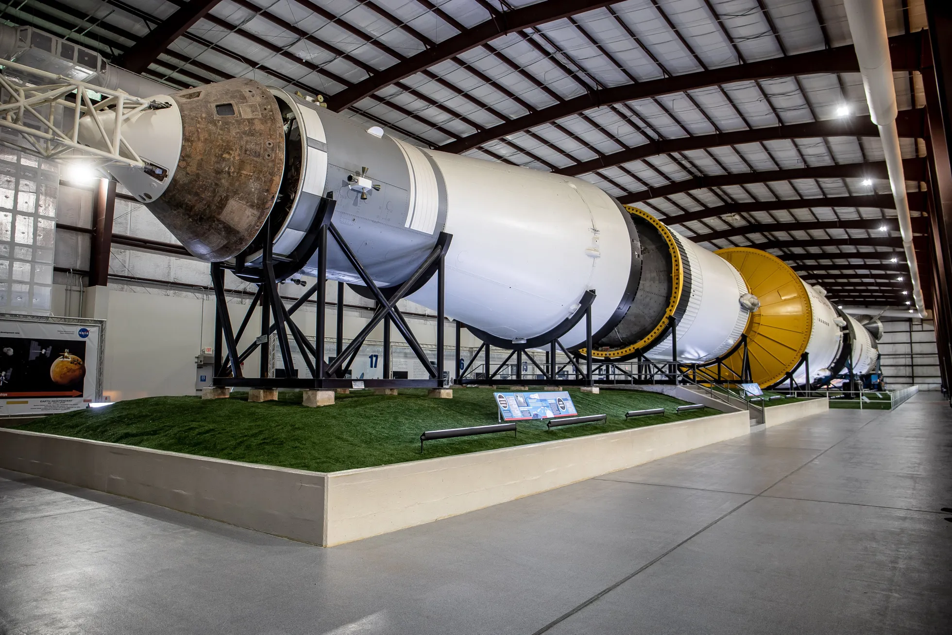 Esimesed inimesed jõudsid kuu peale Apollo 11 missiooni käigus enam kui 50 aastat tagasi. Maalt lahkusid nad just sellise Satruni raketi toel.