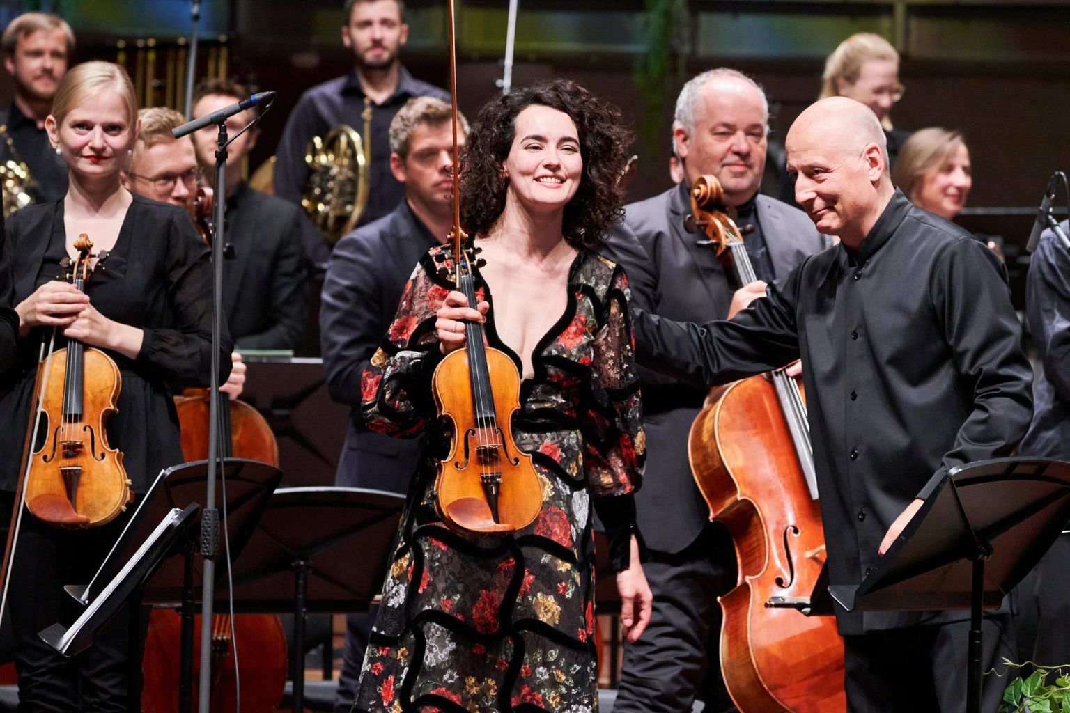 Alena Bajeva kandis Eesti Festivaliorkestri ja Paavo Järviga Pärnu muusikafestivali lõppkontserdil ette Richard Straussi viiulikontserdi.