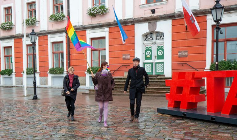 Seksuaal- ja soovähemuste esindajad avaldasid Tartu raeplatsil uue referendumi vastu meelt. Pildil vasakult Gea Kangilaski, Eveliis Padar ja Lemmit Kaplinski.