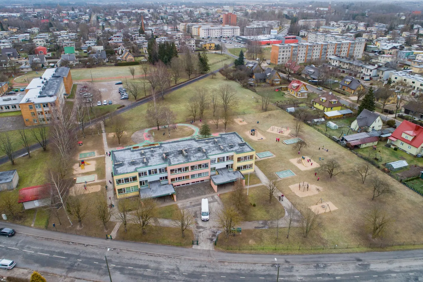 Karlssoni lasteaed asub Viljandis Paalalinnas Kesk-Kaare tänaval.