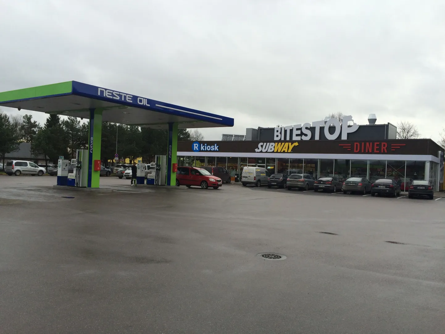 Neste bensiinijaama rajatud uudne kauplus.