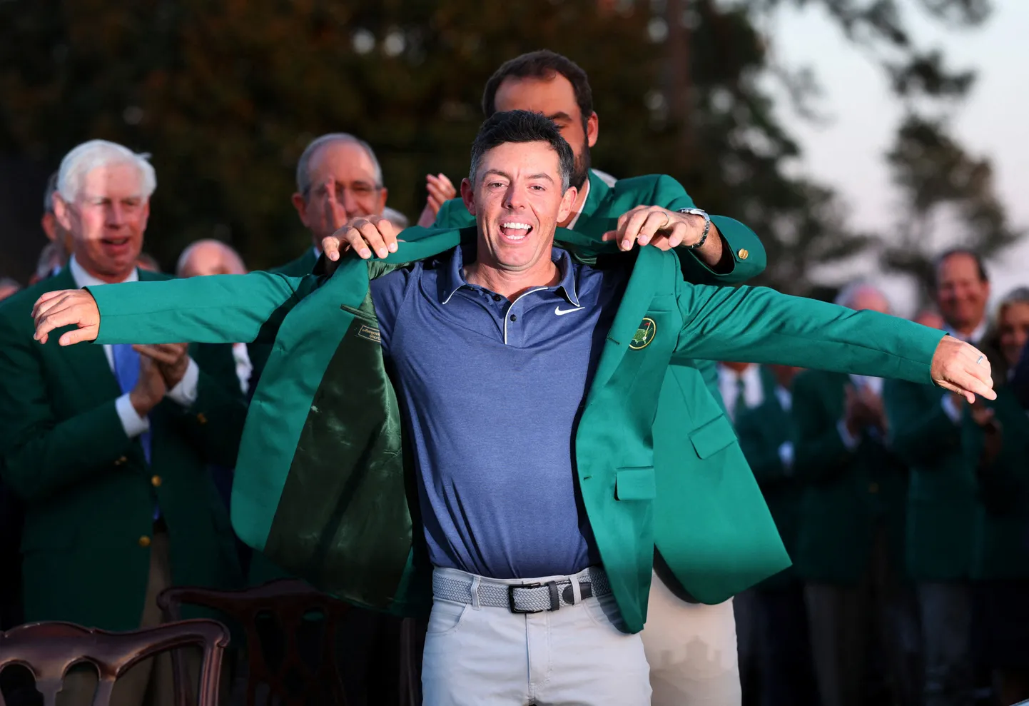 89. The Mastersi võitja Rory McIlroy saab selga ikoonilise rohelise pintsaku, millega turniiri võitjaid autasustatakse. Ta võib pintsaku aastaks ajaks koju viia, aga peab selle siis tagasi Augusta golfiklubisse tooma, kus see jääb alaliselt hoiule tema nimelises riidekapis, mis hakkab paiknema ainult turniiri endistele tšempionite reserveeritud riietusruumis.