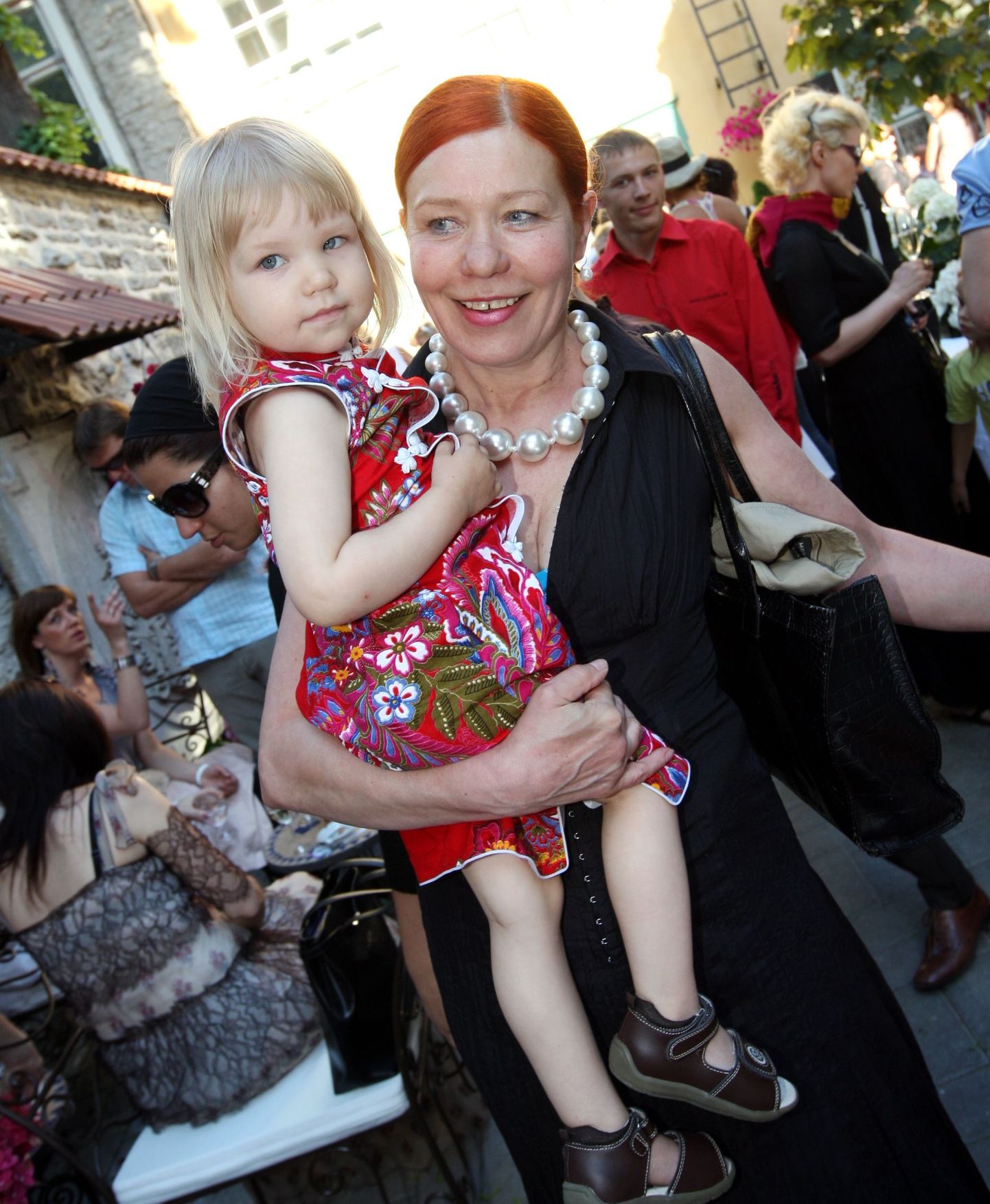 Schlössle Suveterrassi avamispidu ja Kristina Viirpalu suvekollektsiooni esitlus 08.06.11 Külaliste seas olid ka Signe Kivi koos lapselapsega