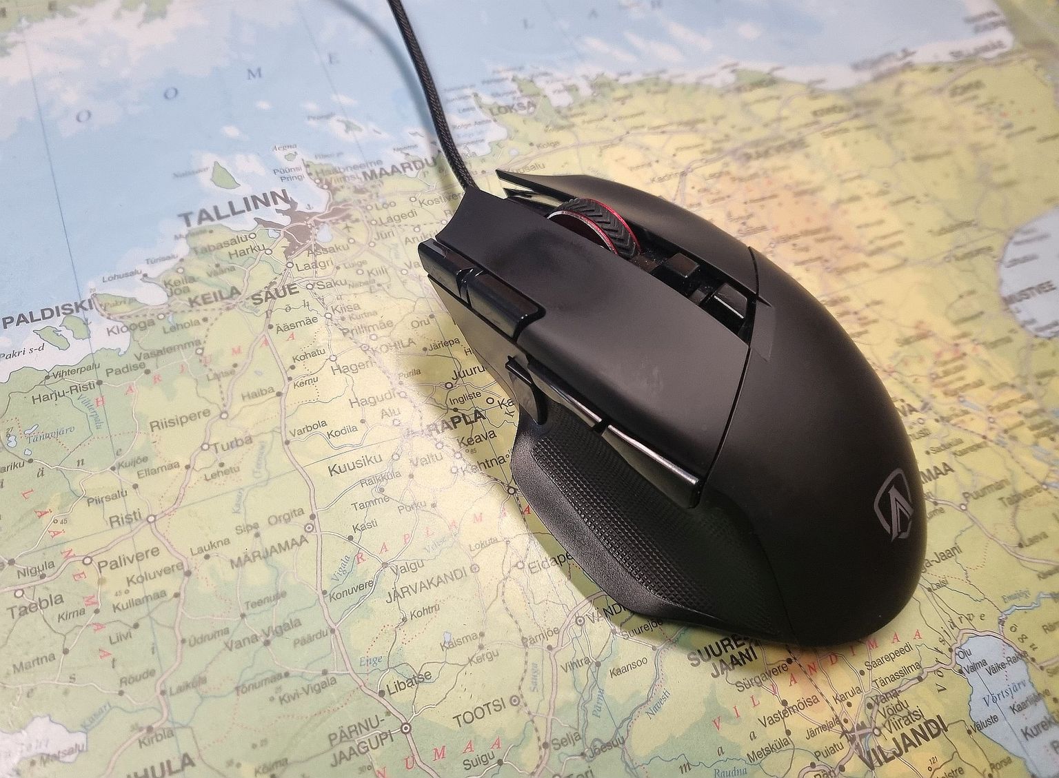AOC Agon AGM600 läbib nii pikki kui lühemaid vahemaid suurel või väikesel ekraanil nii kiiresti, et tavaliselt tuleb hiire kiirust isegi natuke maha keerata.