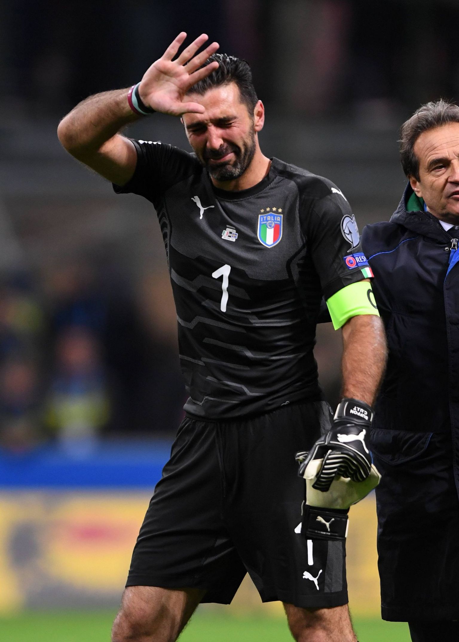 Gianluigi Buffon on jätnud pisarate pühkimise, et jätta hüvasti Itaalia jalgpallikoondise fännidega.