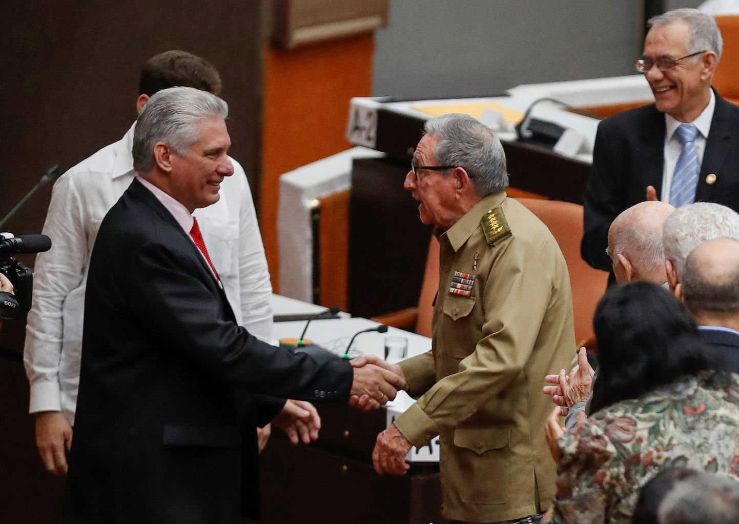 Kuuba kommunistliku partei esimene sekretär Raúl Castro (paremal) tervitab president  Miguel Díaz-Caneli (vasakul).