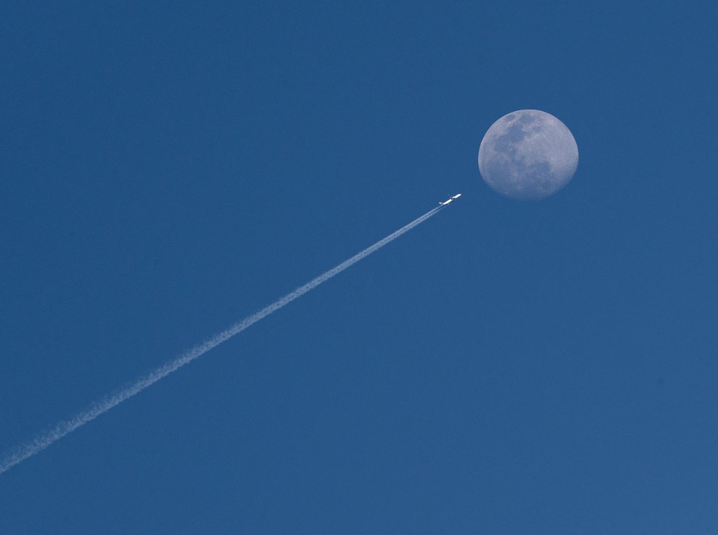 Lennuk ja Kuu
