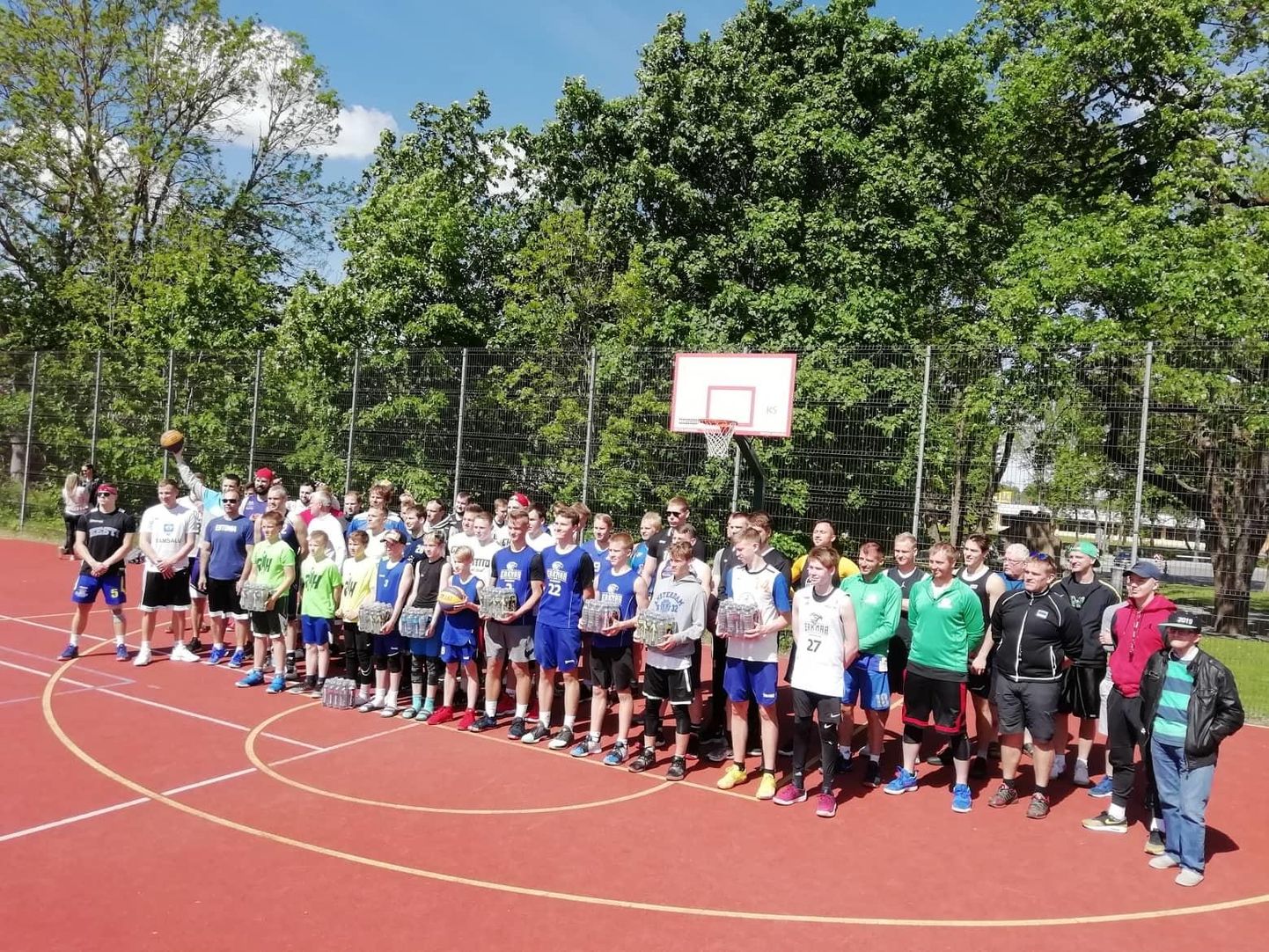 Ligi seitsekümmend korvpallurit tegid Kadrinas algust tänavuste Eesti meistrivõistluste sarjaga 3x3-korvpallis. Külakosti tõid Venemaa ja Läti võistkond.