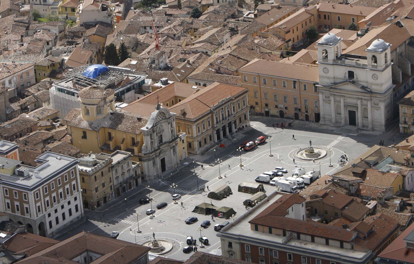 Santa Maria del Suffragio kirik ja L´Aquila katedraal pärast maavärinat linna keskväljakul ehk Piazza del Duomol.