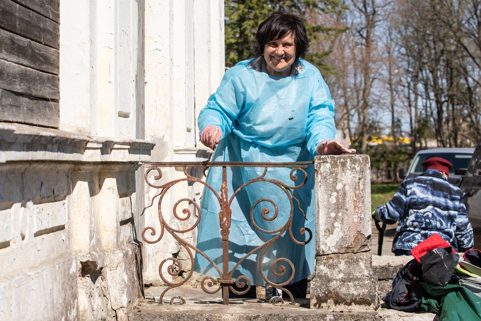 Ukrainlanna Assia värvis Kiikla mõisa ajaloolist trepipiiret.