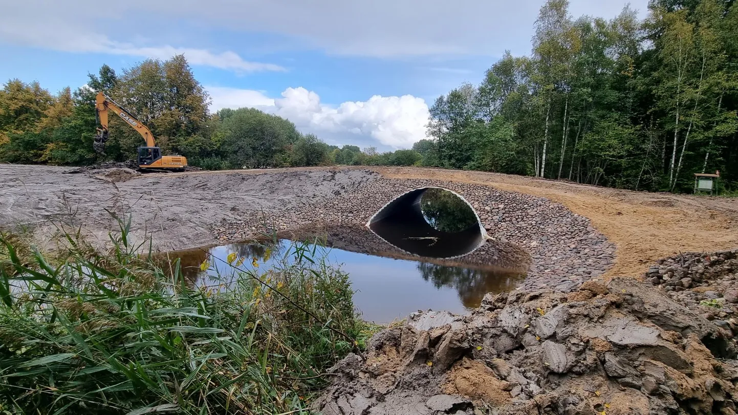 The river crossing with a giant pipe has been completed.