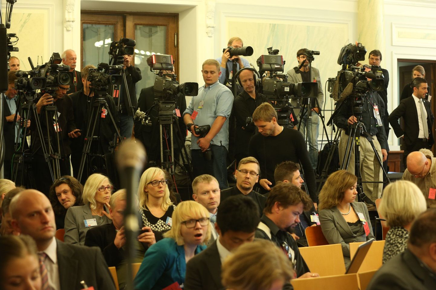 Ajakirjanikud Eesti Pangas enne Toomas Hendrik Ilvese ja Barack Obama pressikonverentsi algust.