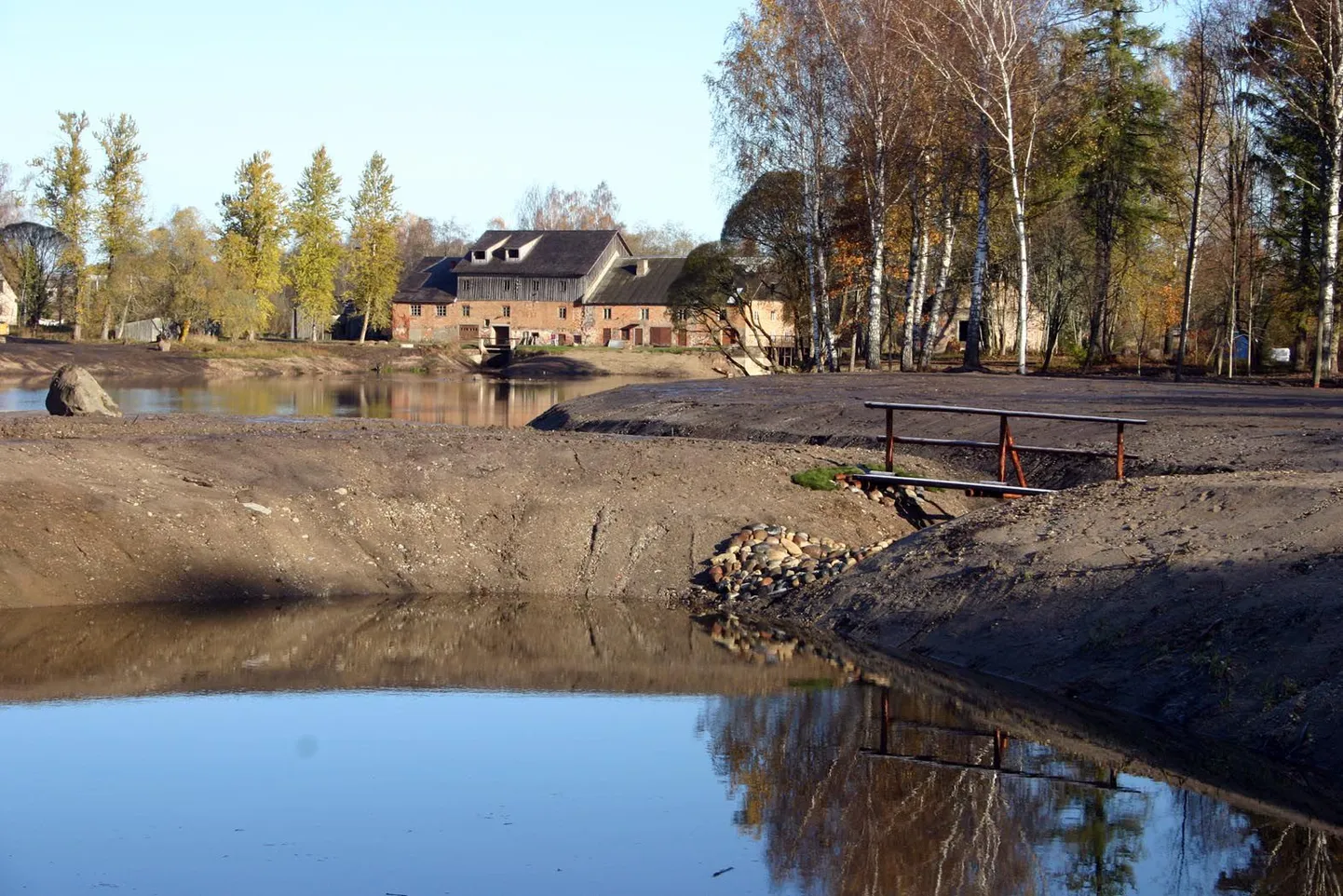 Hellenurme paisjärve puhastamine setetest ja taimedest tagab veekogu ökoloogiliselt parema seisundi.