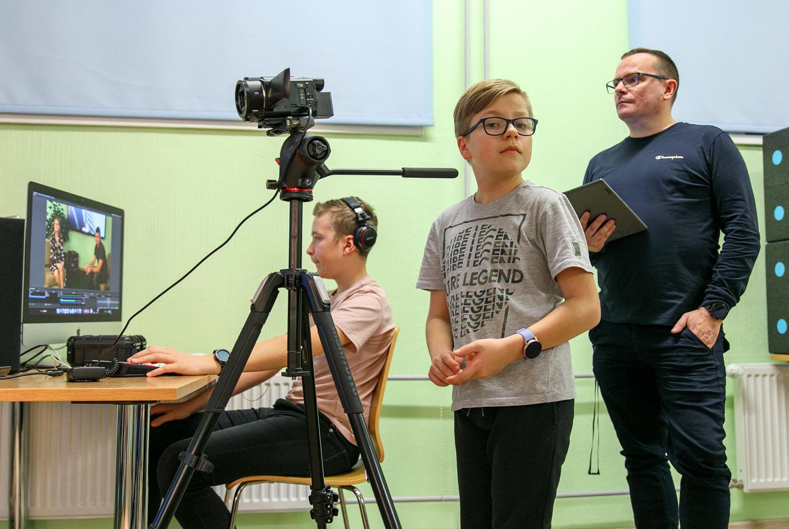 Huviringi “Filmimeistrid” õpilased ja juhendaja Tauno Rubin Pärnu Noorte Televisiooni esimest otse-eetrit tegemas.
