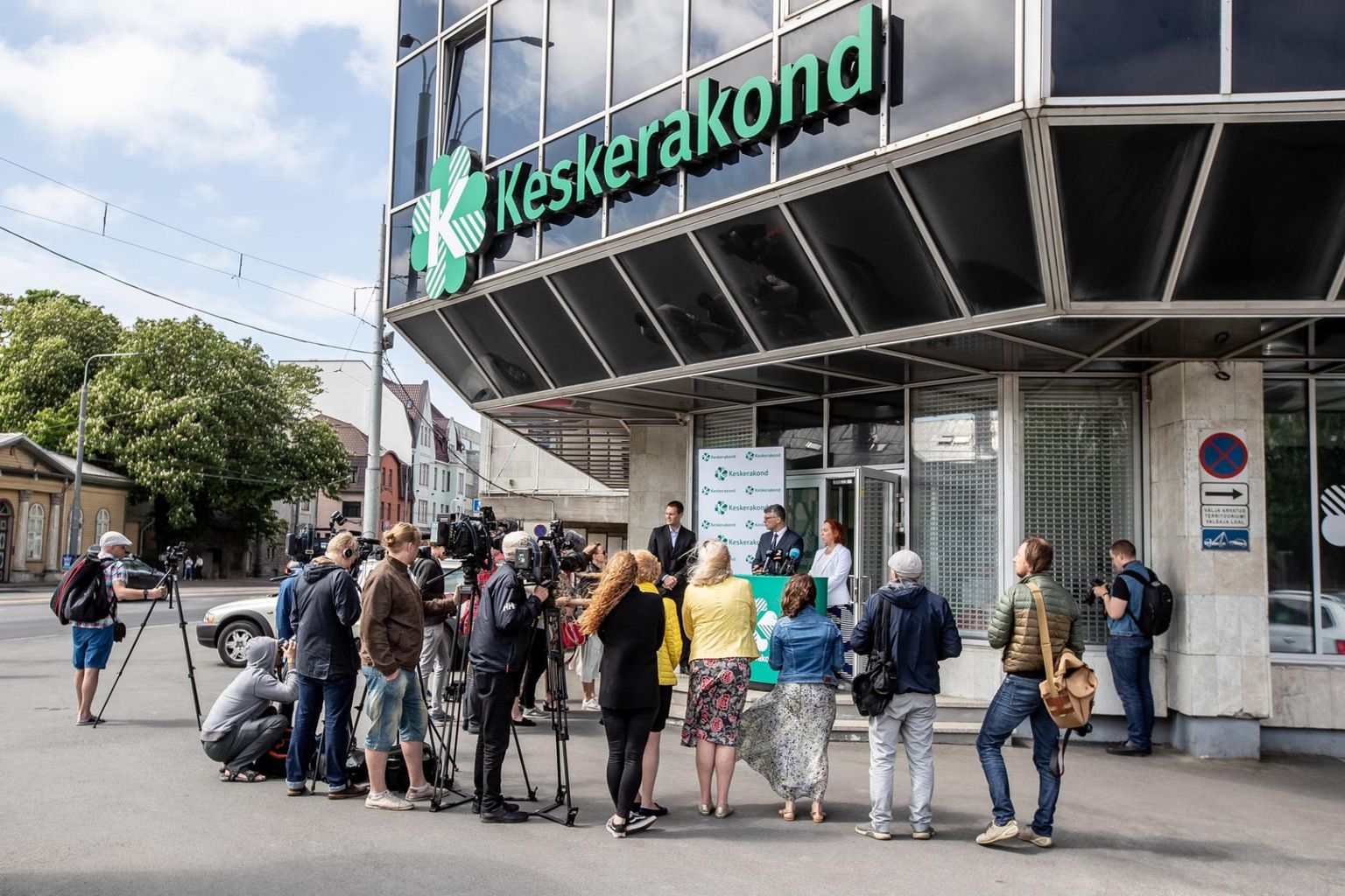 Keskerakond andis möödunud aasta juulis püstijalapressikonverentsi oma peakorteri ees Tallinnas Narva maanteel.