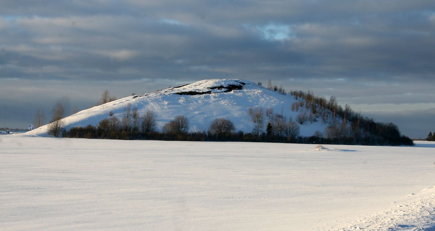 На снегу особенно хорошо видны темные подтаявшие от жара пятна на кукрузеской горе.