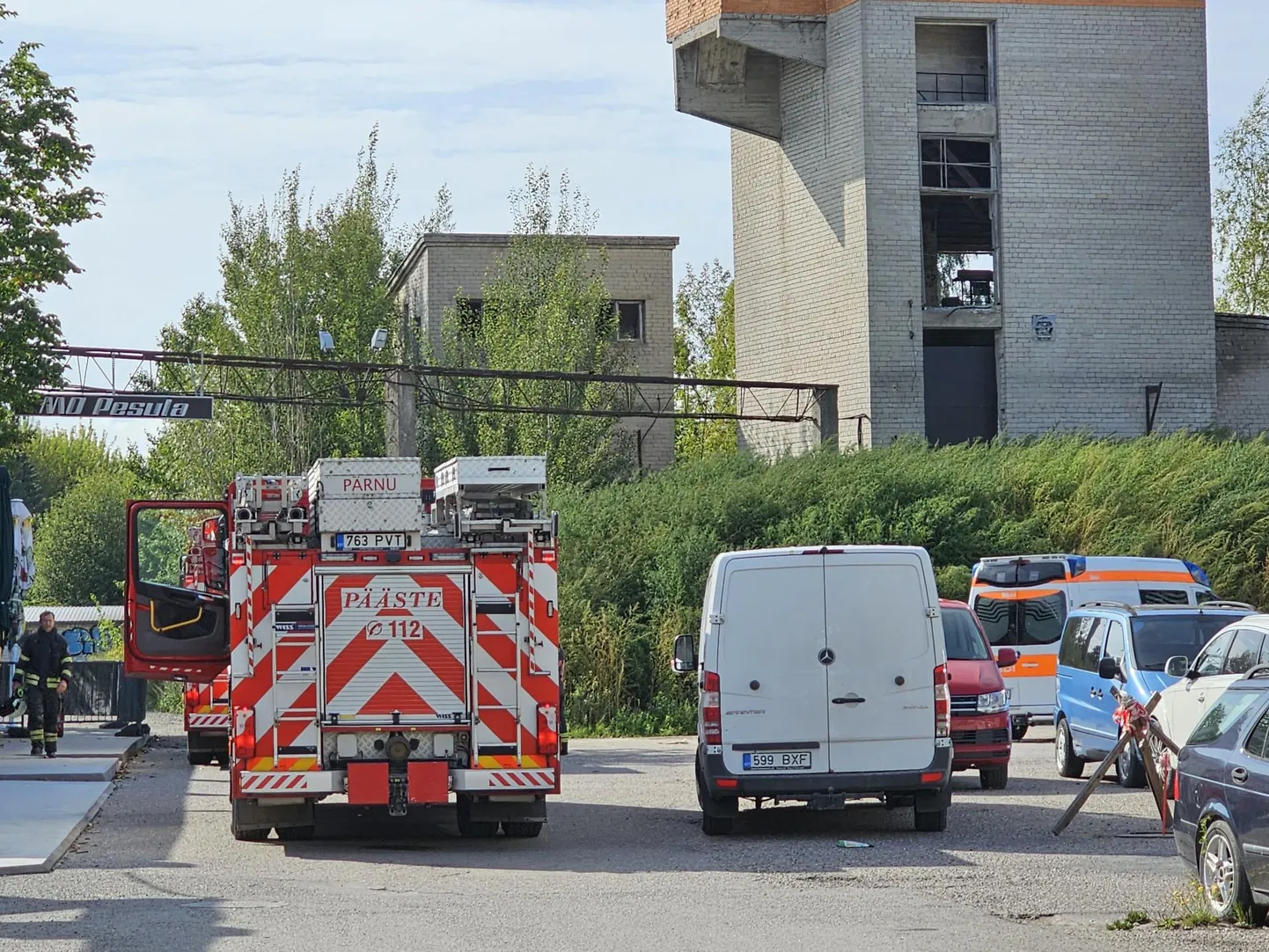 Lai 10 kinnistul segutornis turninud tüdrukutele kutsuti päästjad.