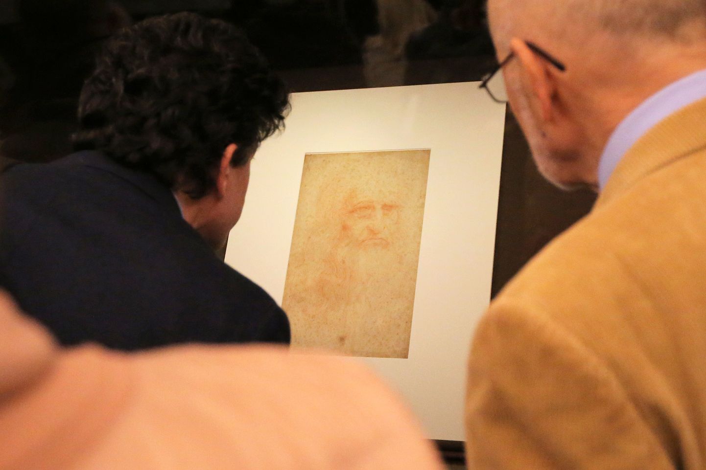 Külastajad Leonardo da Vinci näitusel Torinos 2014. aastal. Pildil kunstniku autoportree.