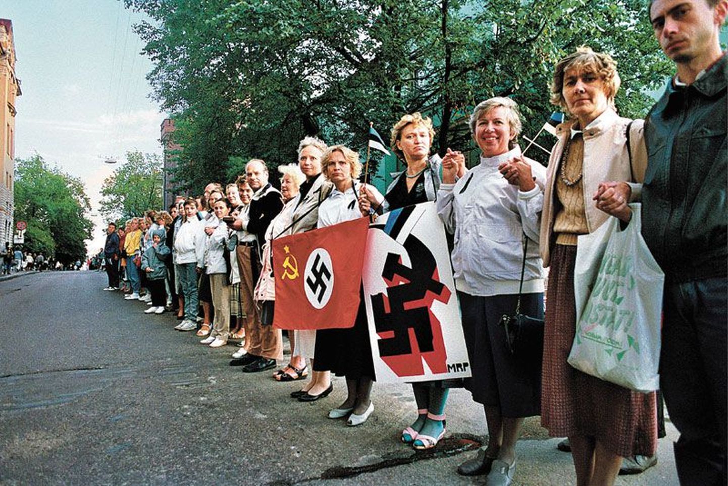 23. augustil 1989 osales Balti ketis ligi 2 miljonit inimest kolmest Balti riigist.  Leedu Sąjūdise, Läti Tautas Fronte ja Eesti Rahvarinde ning samal aastal kolme rahvarinde esindajate poolt moodustatud Balti Nõukogu algatusel
sündinud 600 kilomeetri pikkune inimkett kogunes Molotovi-Ribbentropi pakti    sõlmimise 50. aastapäeval.