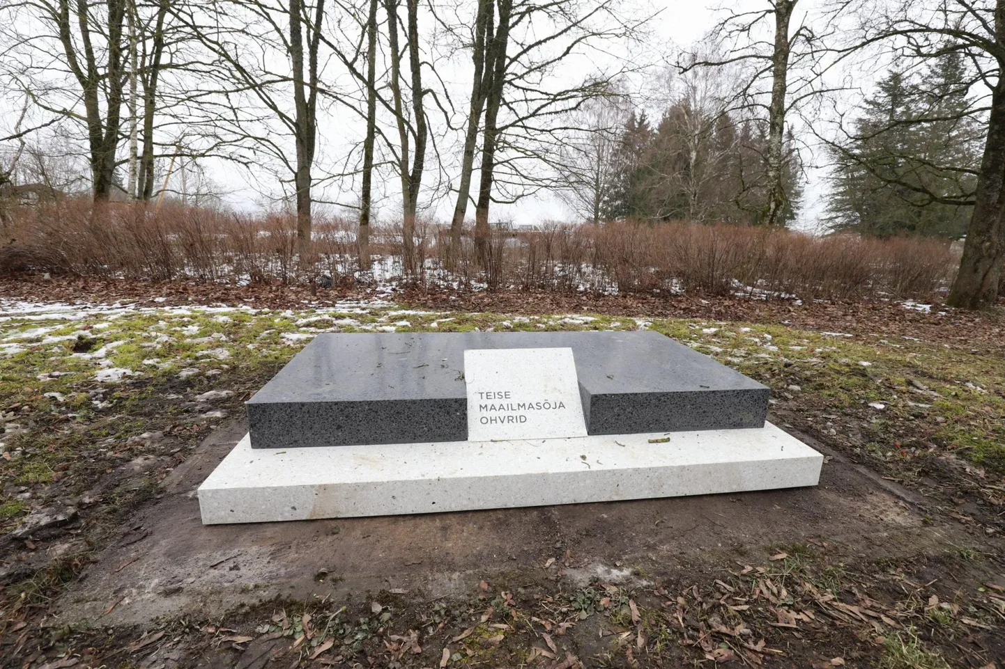 Viru-Jaagupist viidi punamonument minema ja ühishauale paigaldati ajutine hauatähis.