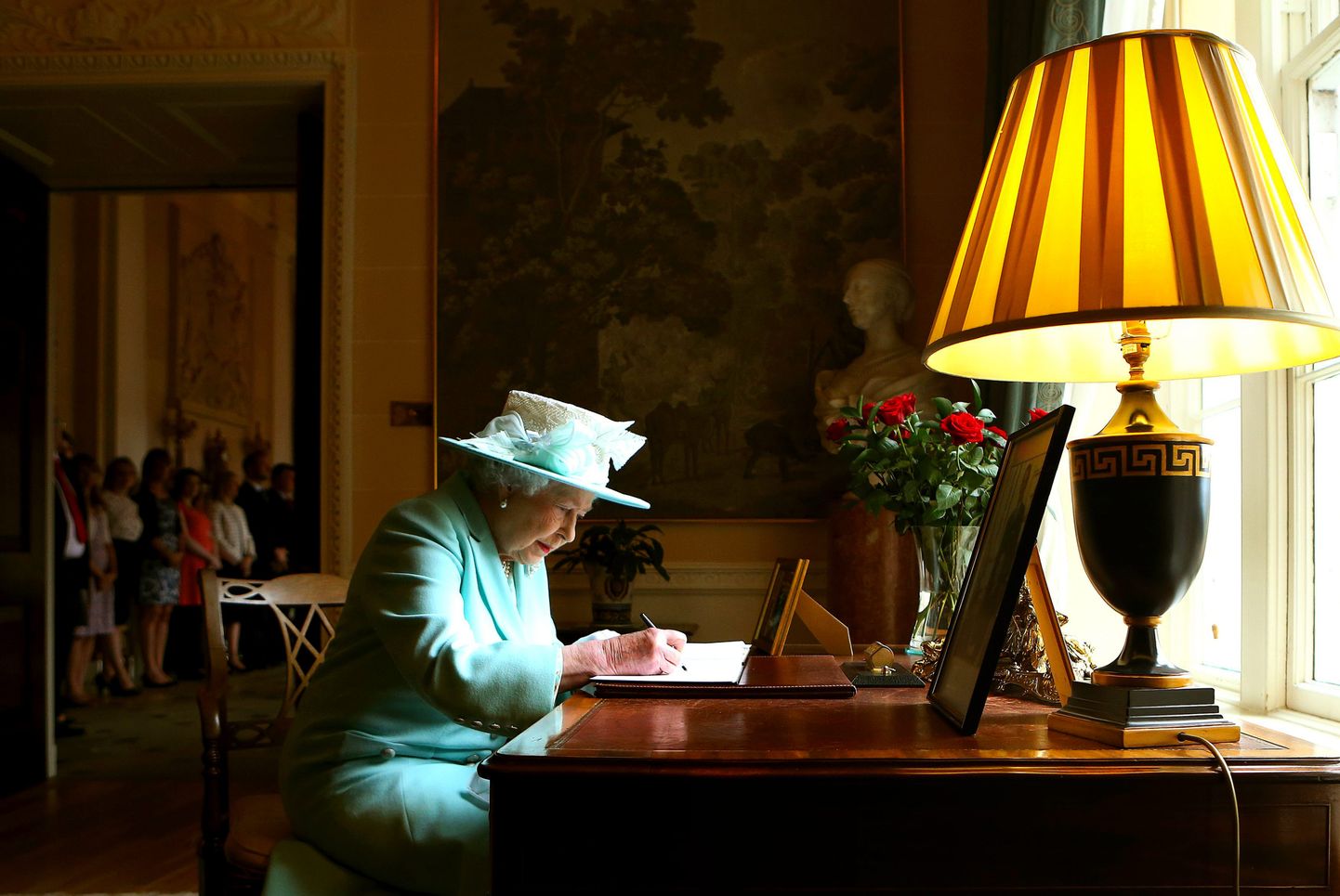 Kuninganna aastal 2014 allkirjastamas külalisteraamatut Põhja-Iirimaal