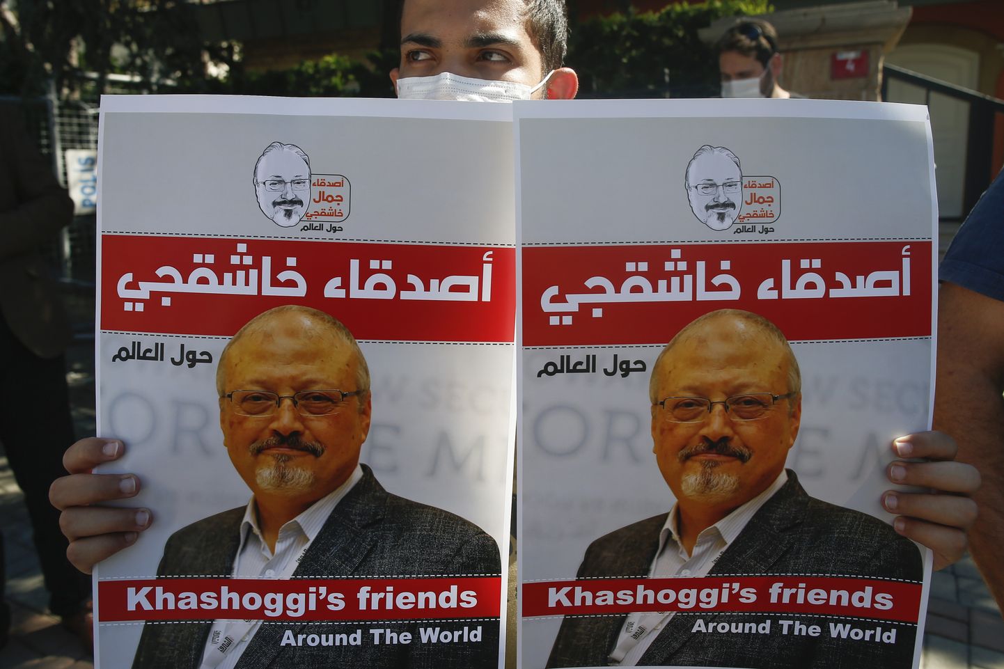 Inimesed Jamal Khashoggi plakatitega Saudi Araabia konsulaadi juures Istanbulis.