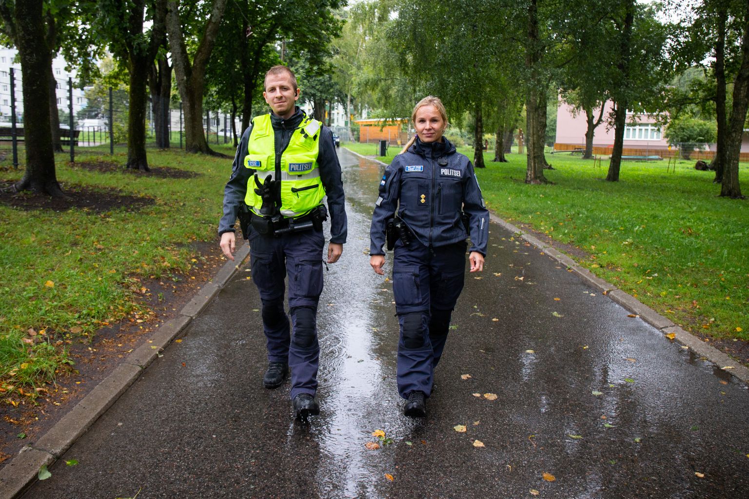 Politseinikud Marko Pilder ja Pille-Riin Pihelgas käisid noortelaagris oma tööst rääkimas.