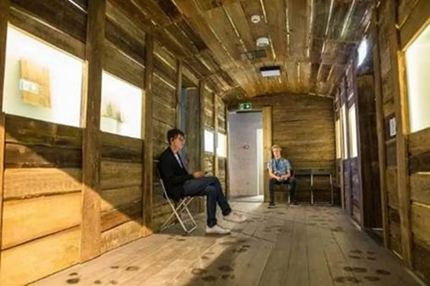 Küüdivaguni ruumiinstallatsioon püsinäitusel “Vabadusel ei ole piire”.