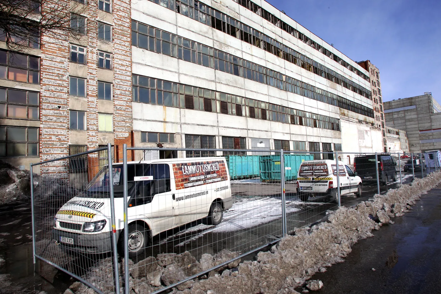 Ülemiste Citys endise Dvigateli suurima hoone, kunagise salajase metallitootmiskompleksi lammutustööd sulgevad Suur-Sõjamäe tänava.