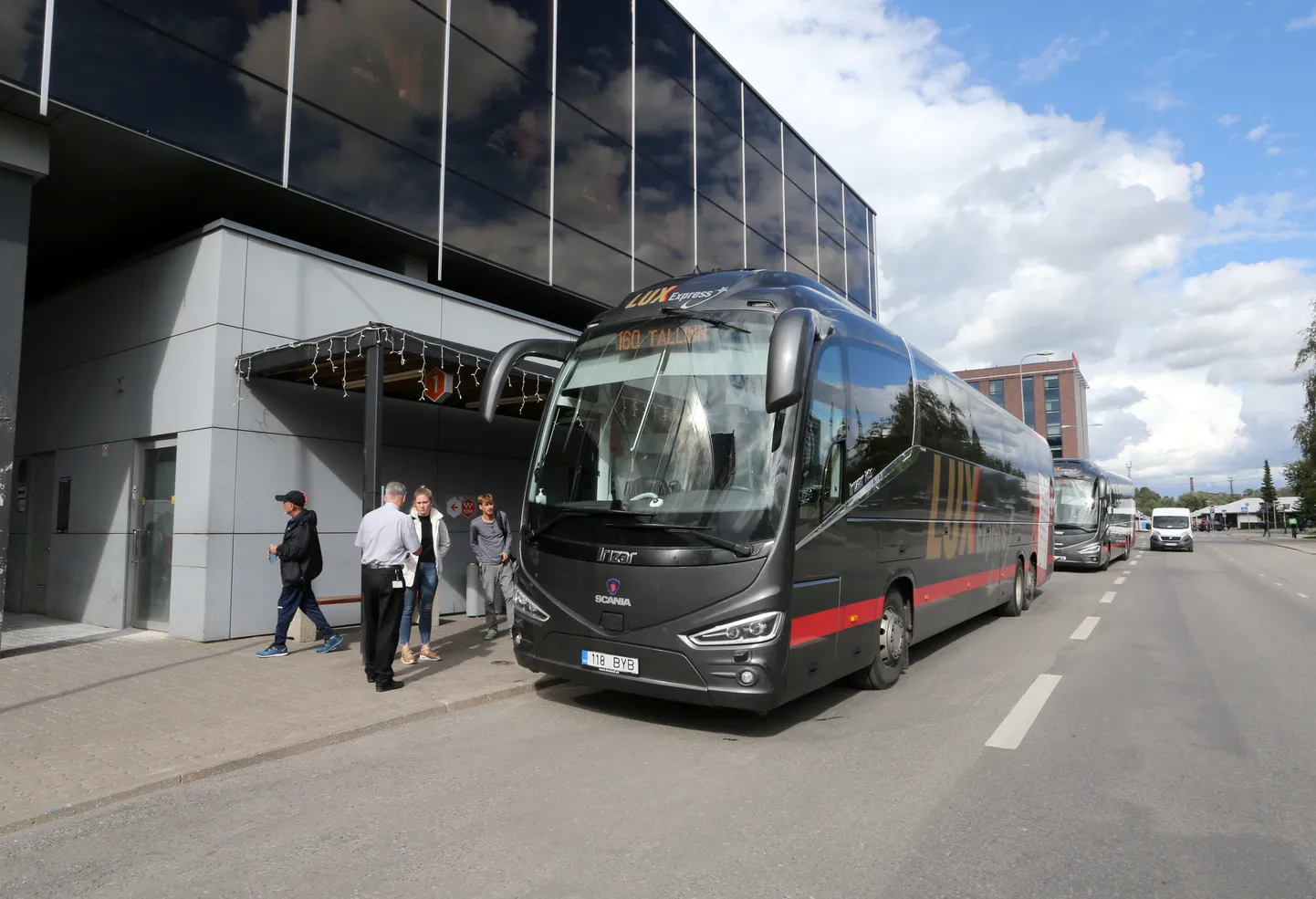 Lux Expressi bussid Tartu bussijaamas.