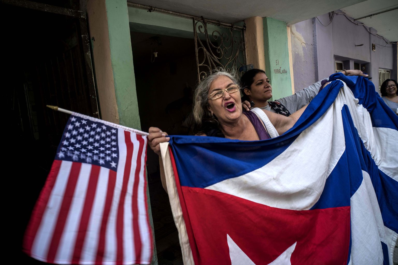 Maria Castro Ameerika Ühendriikide ja Kuuba lipuga