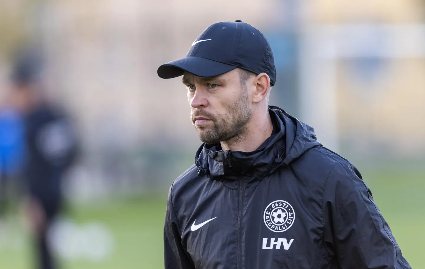Eesti jalgpallikoondis läheb esimestes maailmameistrivõistluste valiksarja kohtumistes võõrsil vastamisi Iisraeli ja Moldovaga. Peatreener Jürgen Henn avalikustas koondise koosseisu, kuhu kuulub 25 mängijat.