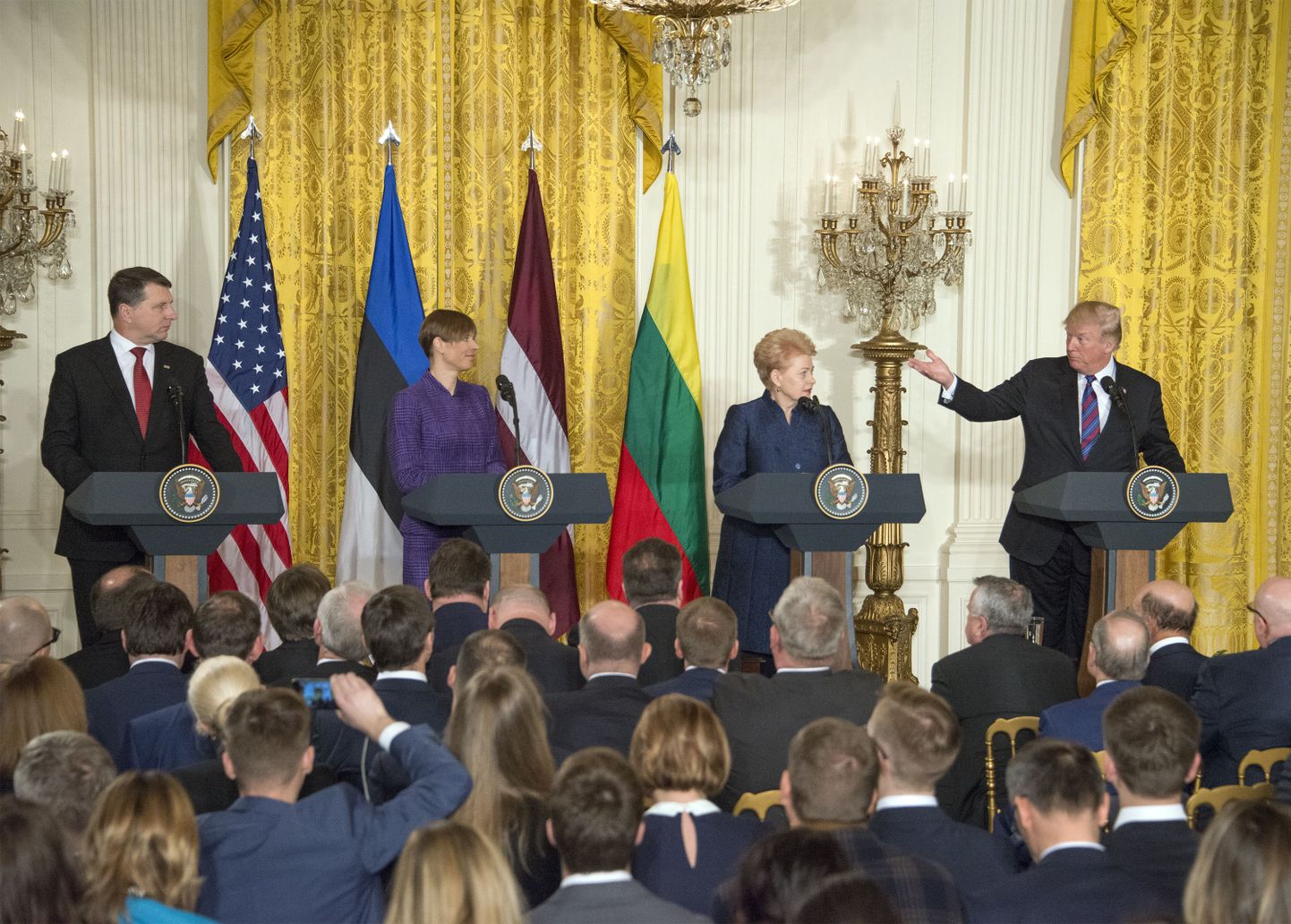 Leedu president Dalia Grybauskaitė, Eesti president Kersti Kaljulaid ja Läti president Raimonds Vējonis kohtumisel Donald Trumpiga.
