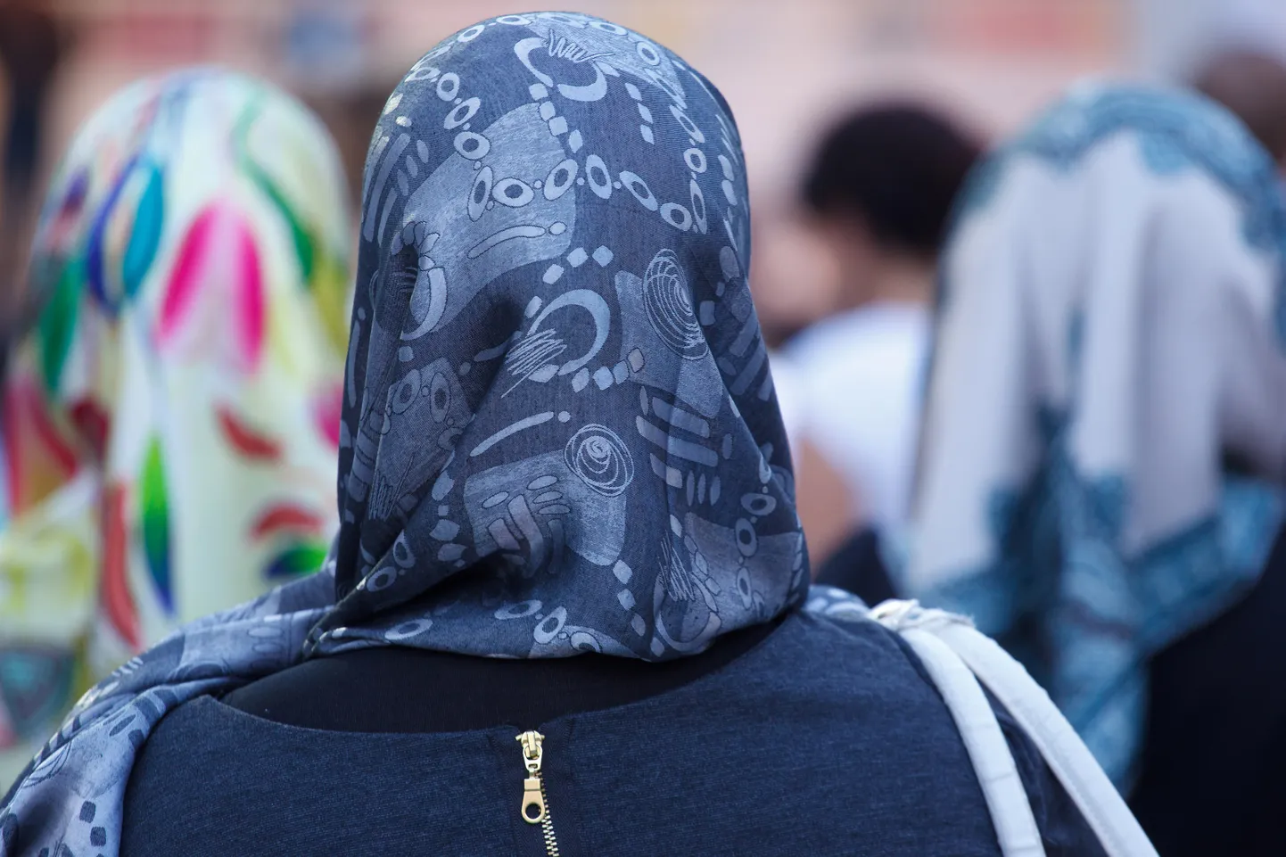 Naine moslemi pearätiga.