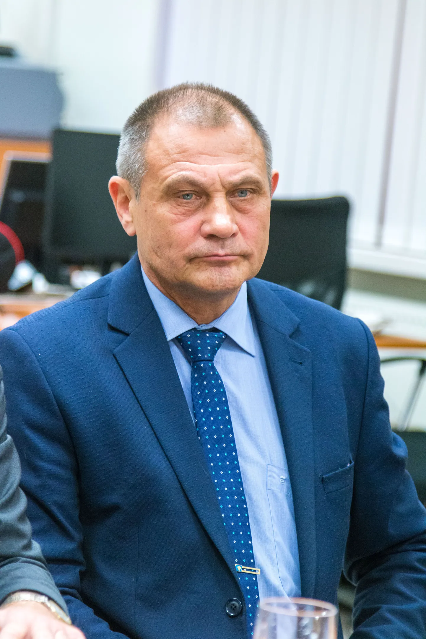 Uno Kaskpeit.
Vanus: 60.
Haridus: kõrgem (magister).
Töökoht/amet: Riigikogu liige.
Erakondlik kuuluvus: EKRE.
Perekonnaseis: vabaabielus.
Lapsi: 2
