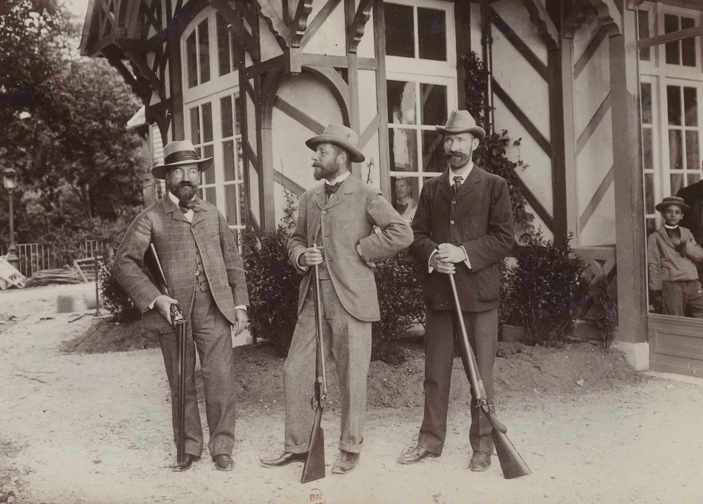 ESIKOLMIK: Pariisi 1900. aasta olümpia kavva oli lülitatud äärmiselt võigas võistlusala – tuvidelaskmine. Vasakult võitjad Maurice Fauré (Prantsusmaa, 2. koht, tappis 20 tuvi), Léon de Lunden (Belgia, 1. koht, tappis 21 tuvi) ja Donald Mackintosh (Austraalia, 3. koht, tappis 18 tuvi).