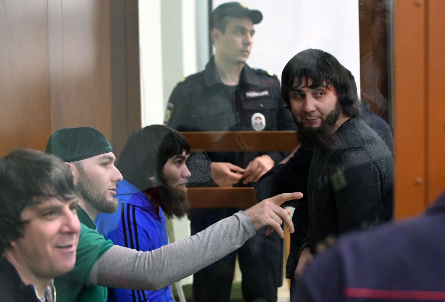 Zaur Dadajev (paremal) ja teised kohtualused üleeile Moskva kohtus.